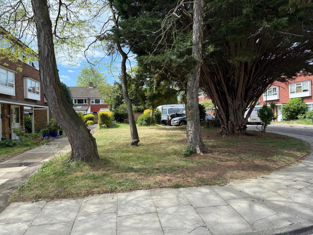 Lot: 77 - FREEHOLD PARCEL OF LAND - Parcel of Land, trees and parking area on Watermill Close